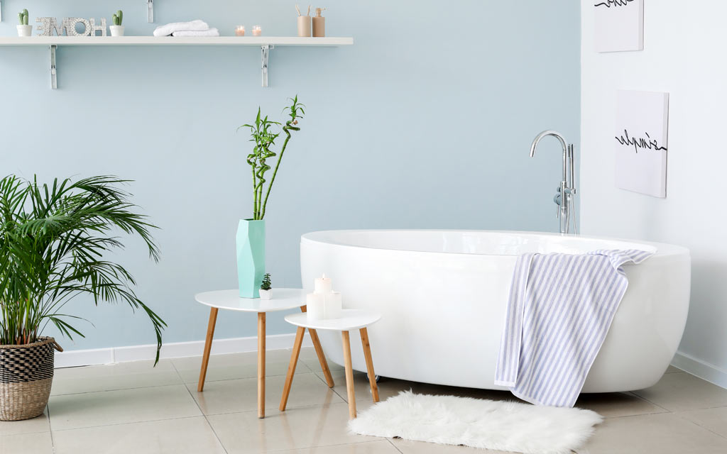 Gefliestes Badezimmer mit freistehender Badewanne