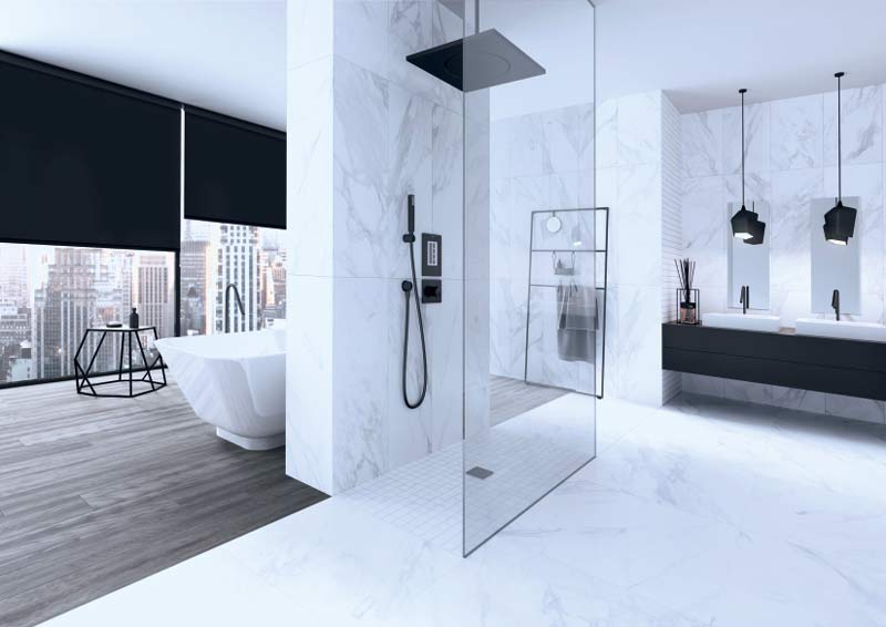 Ansprechendes Badezimmer mit hellen Marmor Fliesen