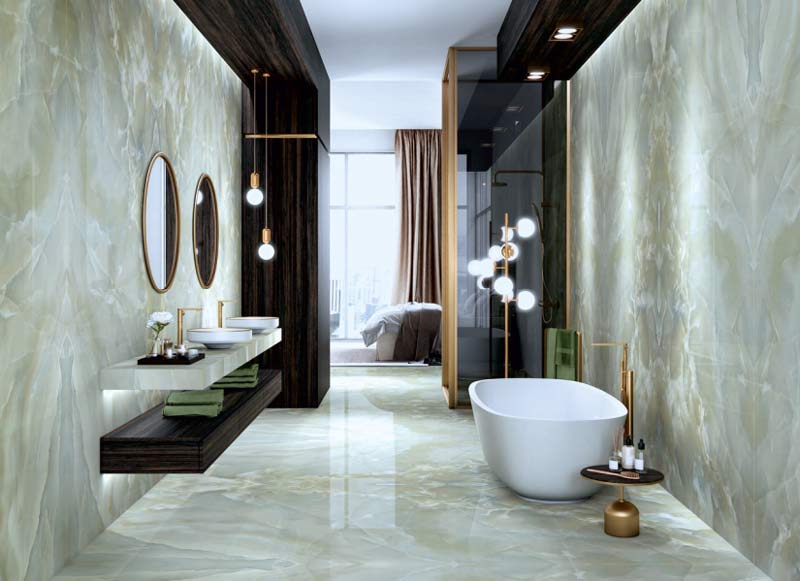 Pompöses Badezimmer mit marmorierten Fliesen