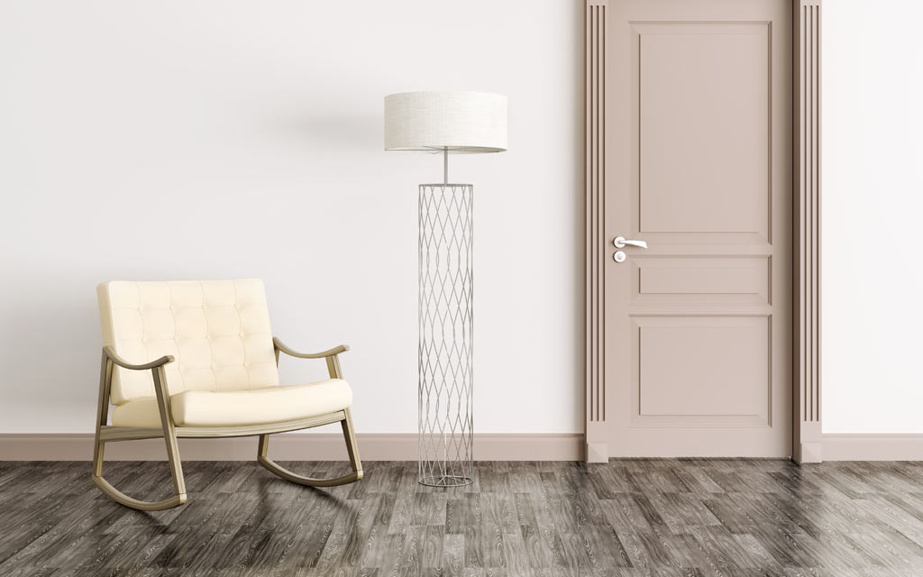 Ruhiger Eingangsbereich mit Fliesen in Holzoptik