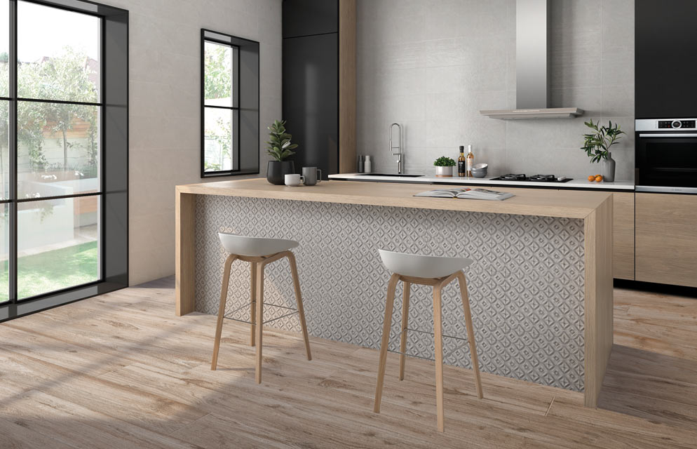 Stilvolle Küche mit Fliesen in Holzoptik