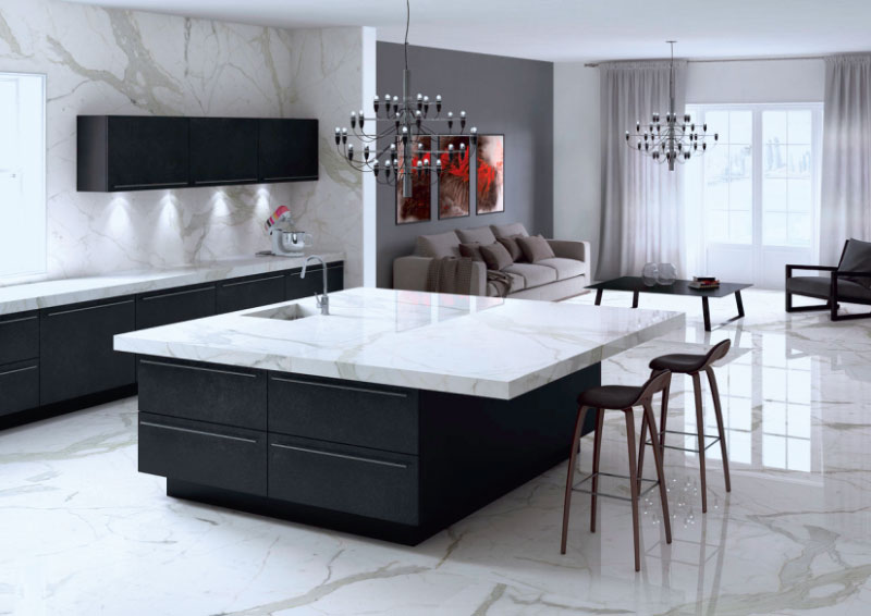 Helle Fliesen in Marmoroptik für die moderne Küche