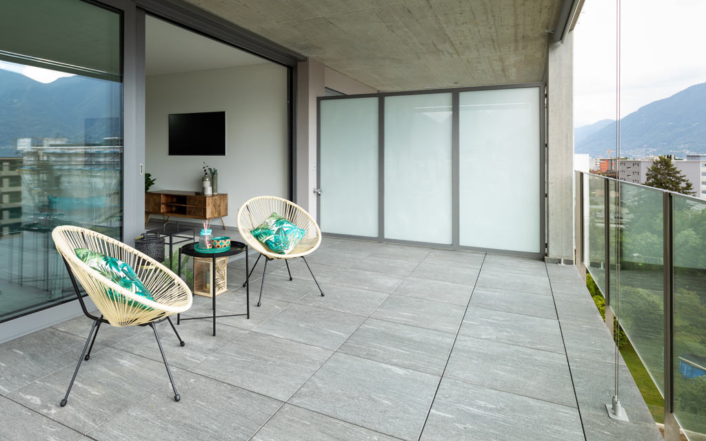 Entspannung und Ruhe auf der Terrasse mit Fliesen in Betonoptik