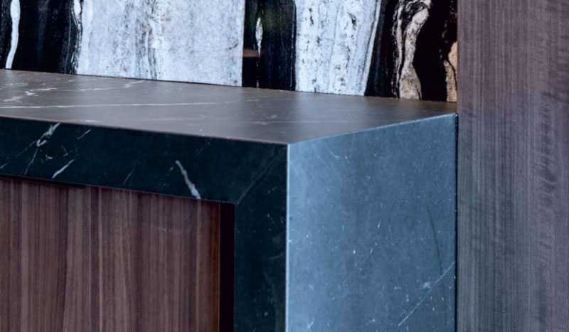 Arbeitsfläche in Marmoroptik mit Wasserstrahlschneider geschnittern.