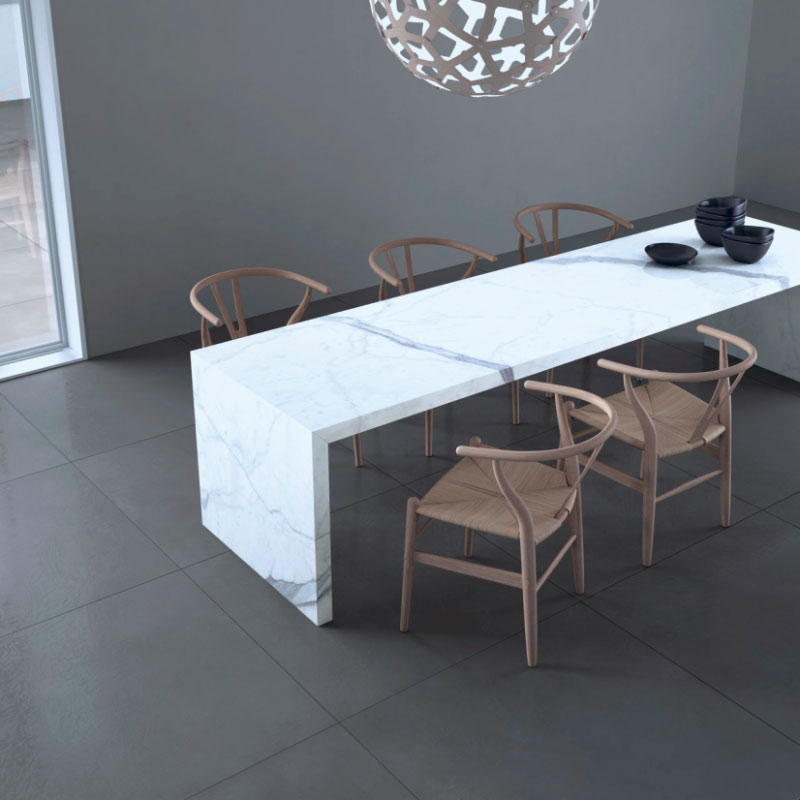 Esstisch in Marmoroptik mit Wasserstrahlschneider geschnittern.