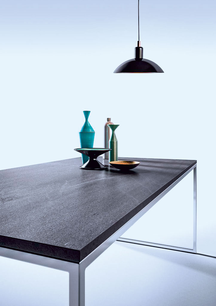 Esstisch in Steinoptik mit Wasserstrahlschneider geschnitten.