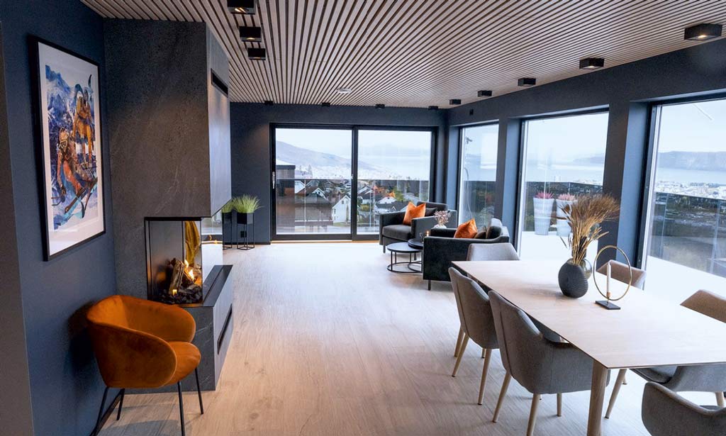 Einladender Wohnbereich mit Fliesen in Holzoptik